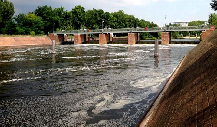 Angeln am Wehr: großes Wehr in der Spree in Berlin-Charlottenburg